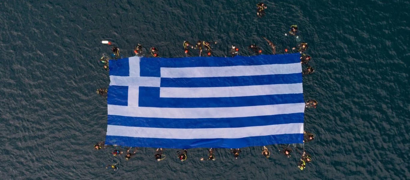 Σάμος: Άπλωσαν σημαία 104 τετραγωνικών μέσα στη θάλασσα (βίντεο)